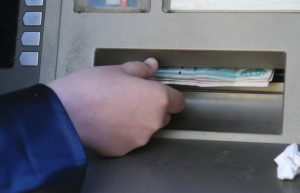 Что делать, если забыл забрать деньги из банкомата Сбербанка