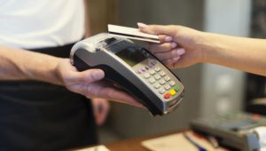 Как расплатиться банковской картой в магазине