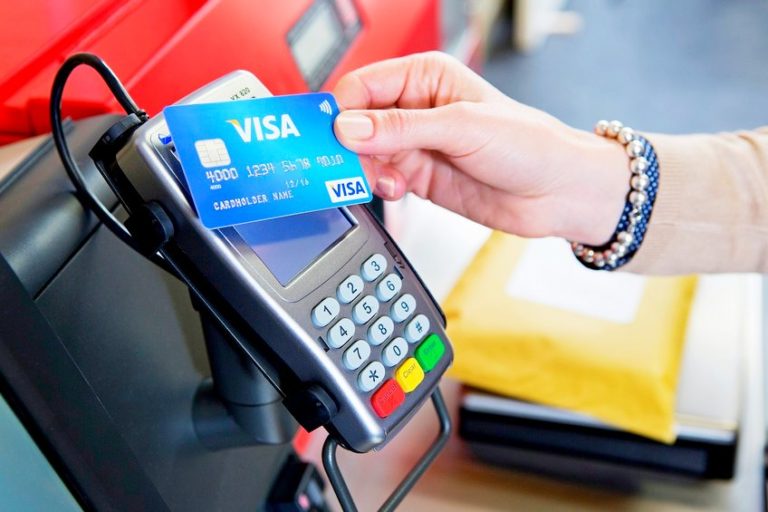 Как расплатиться банковской картой в магазине